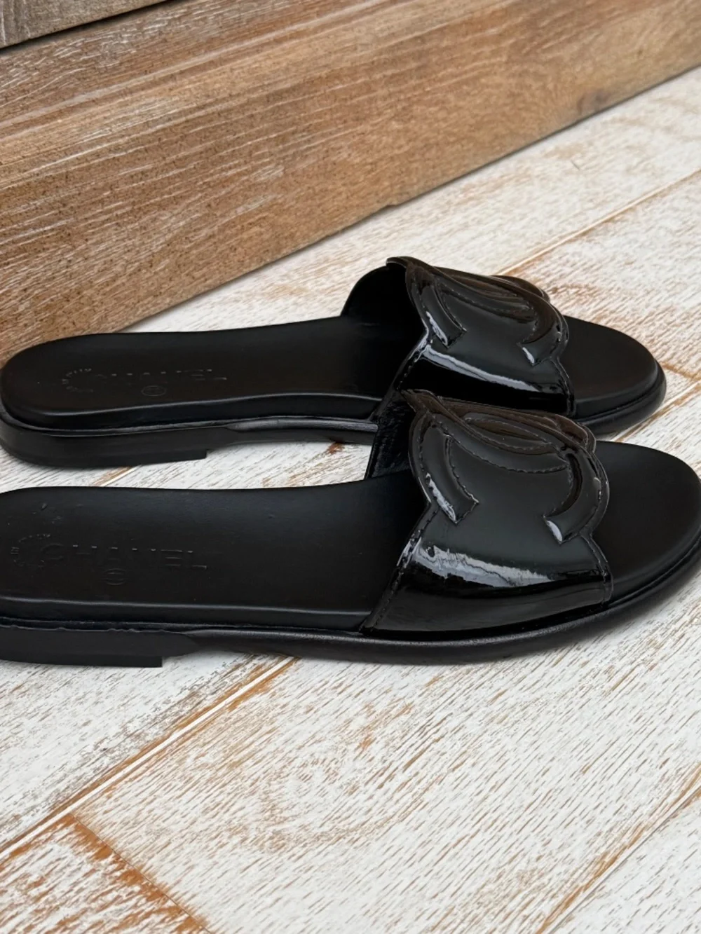 UNWORN Chanel black patent leather Interlocking CC logo slides 40